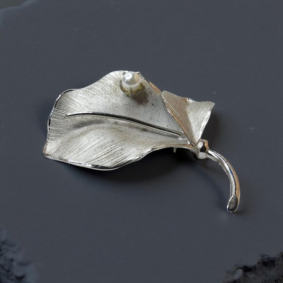 Vintage Rch-King Sterling Silver and Simulated Pearl, Leaf Shaped Brooch - Picture 2 of 10